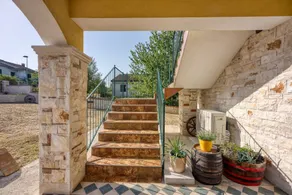 Fully equipped charming apartment with terrace, pool & garden - Image 4