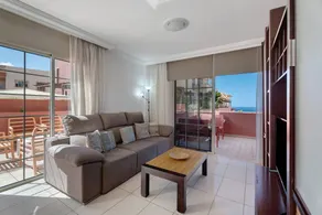 Appartement entièrement équipé avec piscine chauffée, terrasse et barbecue | Vue ville | Adapté au travail à distance - Image 3