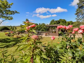 Cottage with terrace & garden - Image 2