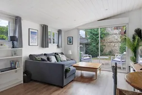 Cottage with Shared Terrace, Private Garden & Wi-Fi in St Etienne du Rouvray - Image 2