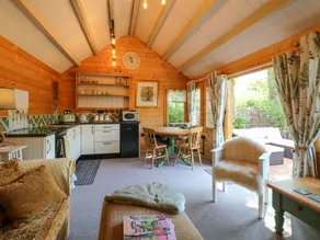 Cottage with garden - Image 3