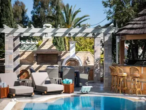 Villa with terrace, barbecue & pool - Image 2