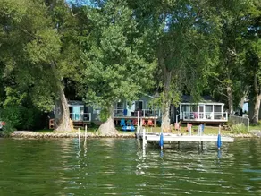Large Newly Remodeled Lake House Right on the Water Sleeps 24 - Image 4