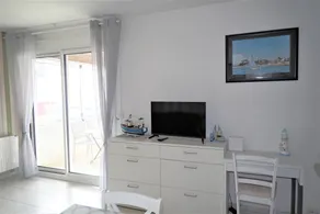 Appartement entièrement équipé avec jardin | Vue ville | À côté de la plage - Image 3