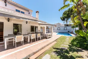 Familienfreundliche Villa mit Terrasse, privatem Pool und schnellem Internet | Gartenblick | Neben dem Strand | Perfekt für die Arbeit von Zuhause - Image 3