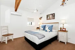 Luxurious Cabin Getaway with Spacious Veranda near Mudgee, New South Wales - Image 4