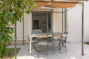 Holiday Home 'Kerann 1min from the Beach with Private Garden', Private Terrace & Wi-Fi - Image 2