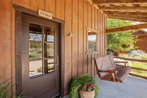 Cabin with terrace & private pool - Image 3