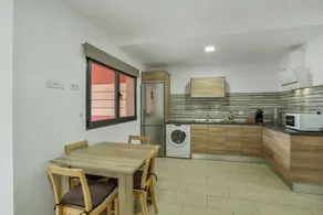 Flat with terrace - Image 3