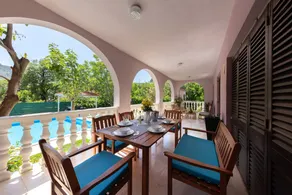 Schönes Ferienhaus mit Terrasse, Grill und privatem Pool - Image 4