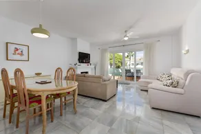 Spacieux appartement de vacances entièrement équipé avec jardin, piscine chauffée et terrasse | Vue montagne | À côté de la plage - Image 4
