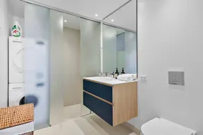 Penthouse suite on 35th floor - Image 4