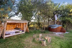House with pool, garden & hot tub - Image 2