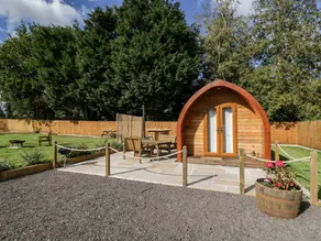 Family-friendly nice cottage with hot tub & garden - Image 3