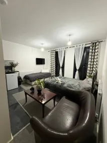 Apartment mit 2 Schlafzimmern, Balkon, Doppelbett und Einzelbett im Wohnzimmer - Image 5