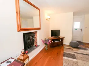 Family-oriented cottage with garden - Image 4