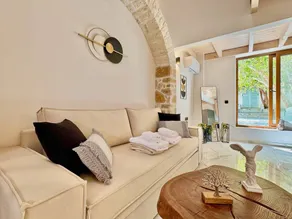 Skouna 2 Luxury Suite - Image 4