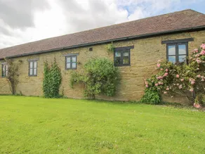 Cottage with garden & pool - Image 2