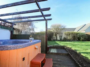 Cottage with terrace, hot tub & garden - Image 3