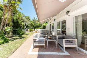 Familienfreundliche Villa mit Terrasse, privatem Pool und schnellem Internet | Gartenblick | Neben dem Strand | Perfekt für die Arbeit von Zuhause - Image 2
