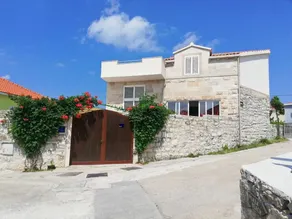 Holiday home with pool, terrace & garden - Image 4