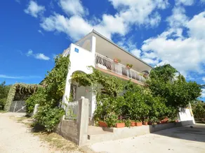 Flat with garden & terrace - Image 2