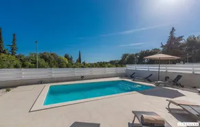 Children-friendly villa with pool - Image 3