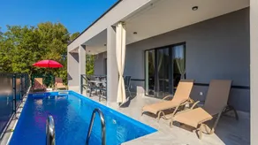 Villa with garden, terrace & private pool - Image 3