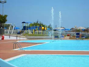 Agréable mobil home convivial et familial avec terrasse et piscine - Image 2