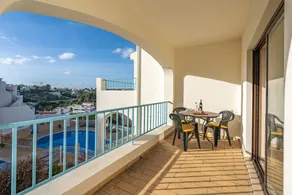 Appartement avec jardin, internet haut débit et piscine chauffée | Vue jardin - Image 3