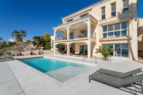 Fully equipped lovely villa with garden, fast internet & hot tub | Sea view - Image 4