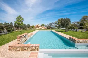 Villa with terrace, garden & pool - Image 2