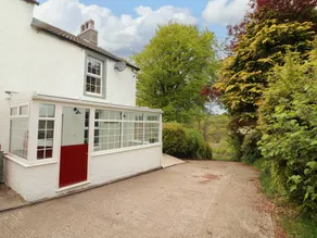 Cottage with garden & hot tub - Image 3