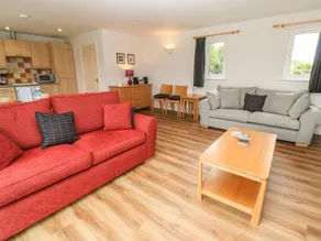 Children-friendly lovely cottage with garden, pool & hot tub - Image 4