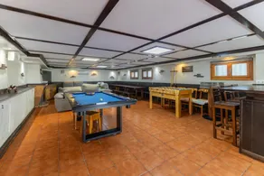 Holiday home with hot tub, garden & private pool | Mountain view - Image 5