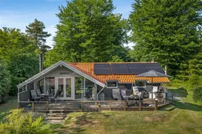 Fully equipped holiday home with sauna, terrace & jacuzzi - Image 2