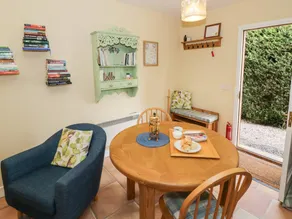 Cottage with garden - Image 3