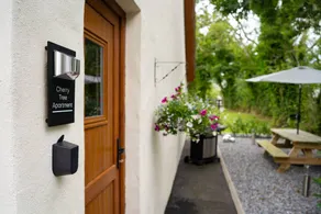 Child-friendly wonderful flat with garden & BBQ | Mountain view - Image 2