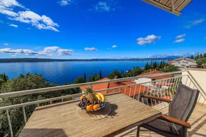 Holiday apartment 100m from the beach with sea views - Image 4
