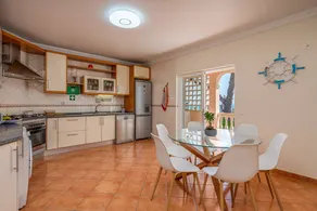 Charmante villa conviviale et familiale avec jardin, barbecue et piscine privée | Vue ville | Plage à proximité - Image 5
