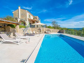 Fully equipped house with terrace, garden & private pool | Pets allowed - Image 2
