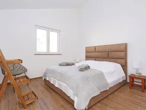 Holiday home with terrace & garden - Image 5