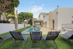 Familienorientierte weiträumige Villa mit Terrasse, privatem Pool und Garten | Haustiere erlaubt - Image 2