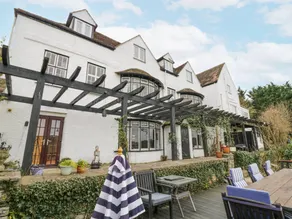 Cottage with garden & hot tub - Image 2