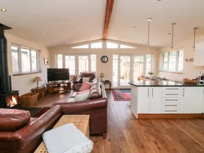 Cottage with garden, jacuzzi & barbecue - Image 3