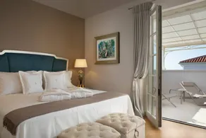 Villa with terrace, garden & private pool - Image 3