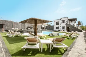 Holiday apartment with terrace, garden & pool - Image 3