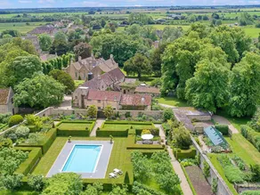 House with heated pool - Image 2
