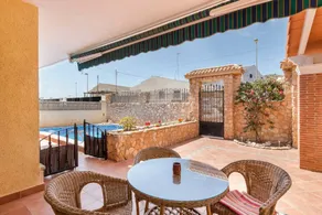 Gradevole villa accogliente e familiare con terrazza, piscina privata e griglia | Vista sulla montagna | Spiaggia nelle vicinanze | Ideale per il telelavoro | Accetta animali domestici - Image 3