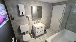 Gradevole camera privata adatta alle famiglie con piscina riscaldata, barbecue e giardino | Vista sulla montagna - Image 4